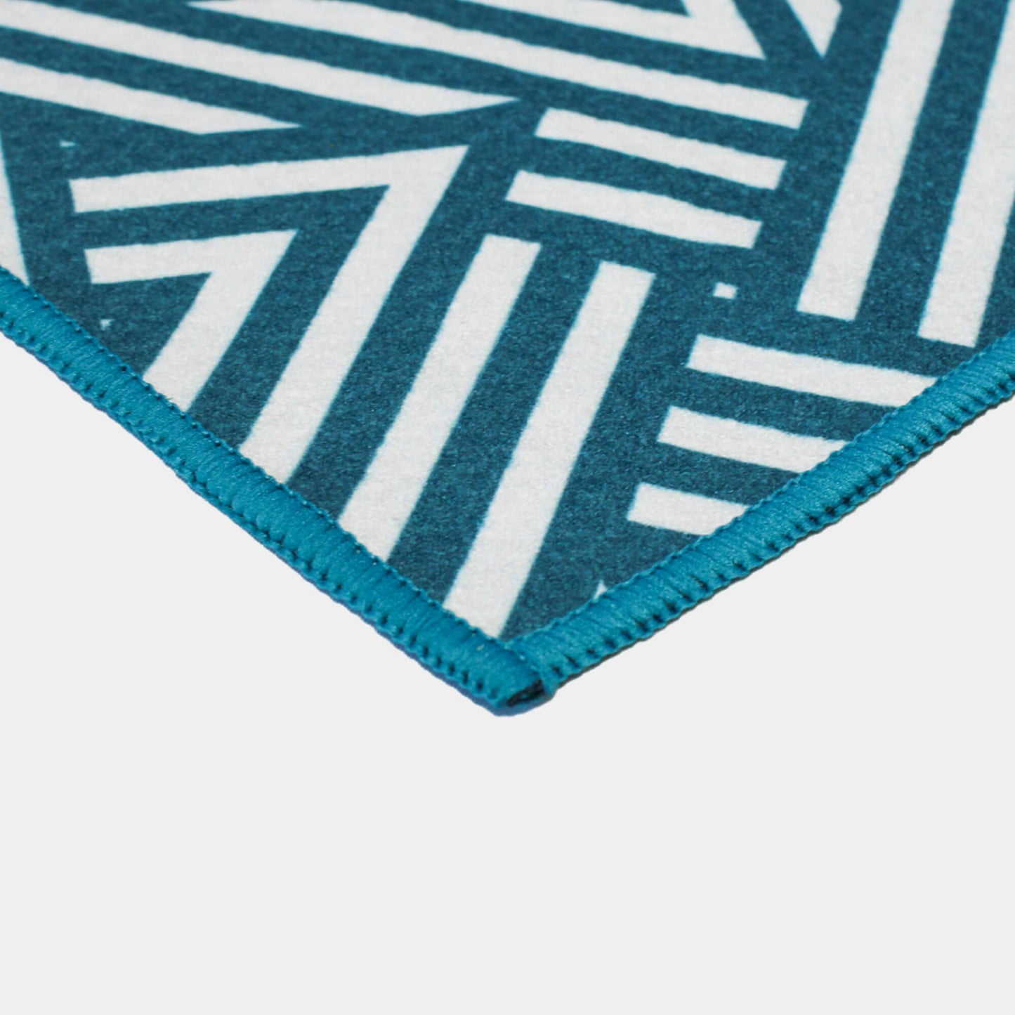 Magnetic golf towel